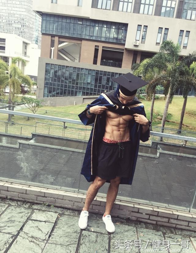 深圳大学的型男，满身肌肉，最爱炫腹，拍出年度最帅毕业照