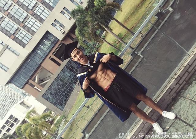 深圳大学的型男，满身肌肉，最爱炫腹，拍出年度最帅毕业照
