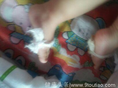 宝宝生姜捣碎抹在宝宝脚心上，坚持涂抹2次，就能发现神奇效果！
