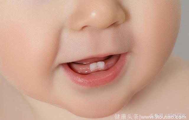 2岁前一定要教会宝宝用水杯，不然会影响孩子的牙齿和口腔发育！