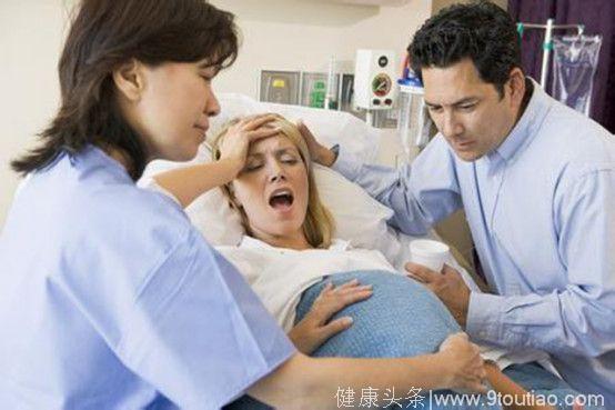 孕妈生完娃了，为啥产科医生不让她下产床？