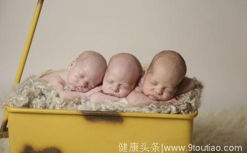 女子诞下单卵三胞胎，多胞胎的形成原因有这些