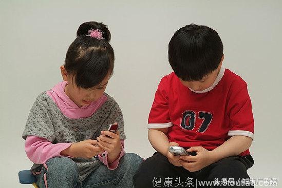 长期低头玩手机当心引发颈椎病，尤其是孩子危害更大！