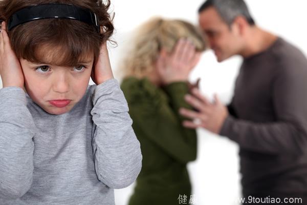 心理学：7岁男孩惨遭父亲一脚踹飞，面对家庭暴力，我们该如何避免？