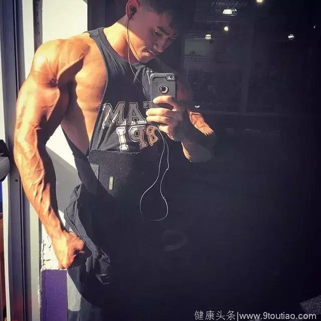当亚洲面孔配上欧美般的肌肉，这个21岁男生究竟有多帅？