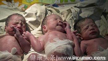 孕妈二胎早产剖宫娩下三胞小子，推出产房那一刻，4岁女儿的话让她瞬间落泪