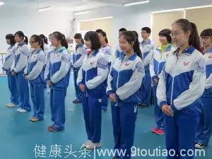 杭州12岁女孩只敢穿肥大校服，原因太尴尬：会被同学笑死！