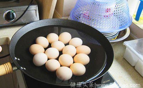 湿气重只会拔火罐？教你用几个鸡蛋，就能轻松将湿气排的干干净净