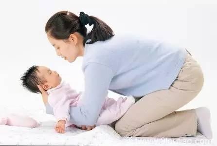 抱宝宝姿势不对，易伤孩子脊椎！怎样抱才正确？