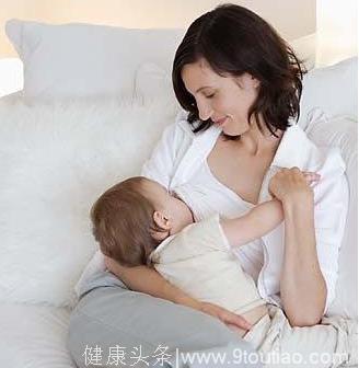 听说喂母乳会造成乳房下垂或左右侧大小奶，这是真的吗？
