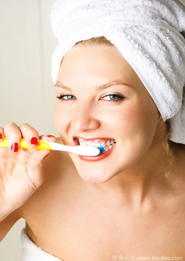 不是我说，你可能连刷牙都不会，比如你知道刷牙前牙刷牙膏要不要沾水吗？