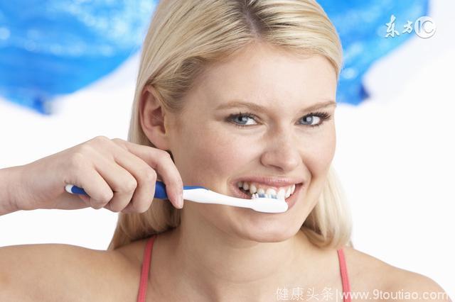 刷牙前需不需要沾水？每天刷牙牙齿还是发黄，是因为什么你知道吗，正确刷牙才健康