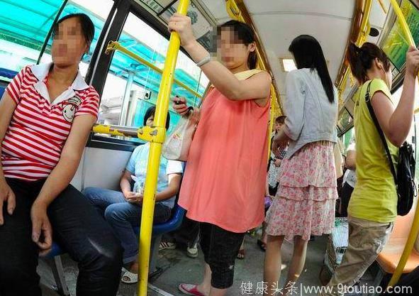 怀孕6月孕妈坐公交，满车的人没人让座，紧接着发生了尴尬一幕