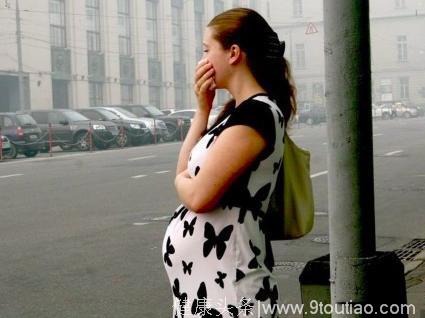 怀孕6月孕妈坐公交，满车的人没人让座，紧接着发生了尴尬一幕
