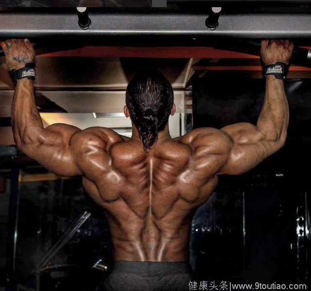 健身界赫赫有名的巨臂兽，他的肩背肌肉厚度是普通人的2倍