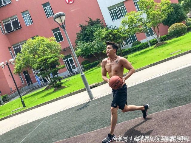 陈伟霆赤膊打篮球VS鹿晗的帅气篮球杀，这肌肉真是看了流鼻血