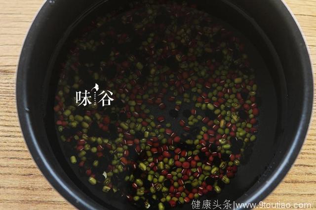 明日入伏，不妨喝古方“三豆汤”，暑热发烧、祛痘除痱子都管用！