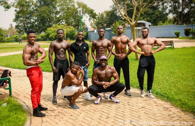 非洲男人这样进行肌肉力量训练，耐人深思
