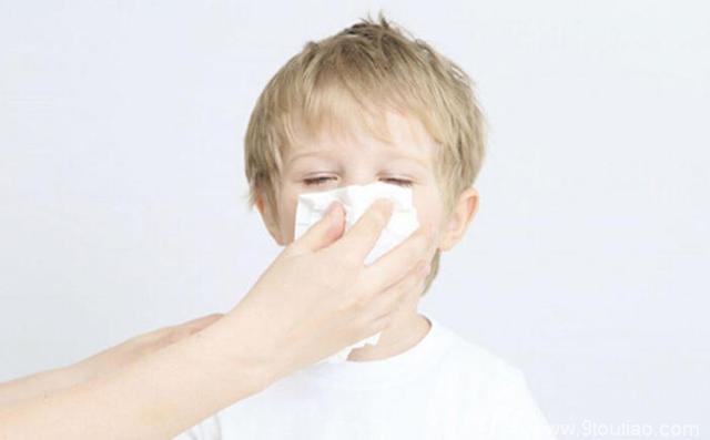 孩子打喷嚏，该怎么分辨是鼻炎还是打喷嚏