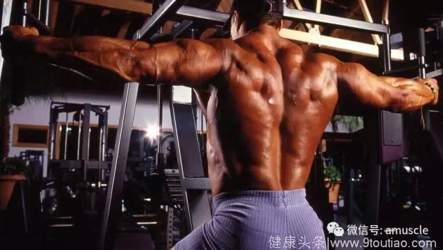 哪些技巧能帮助你练就更宽更厚的肩部