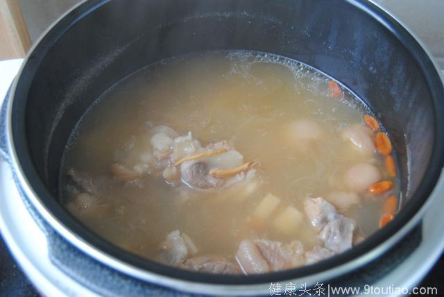 这样做的莲藕猪蹄汤，一点膻味儿都没有，这里面的诀窍，很多人都不知道