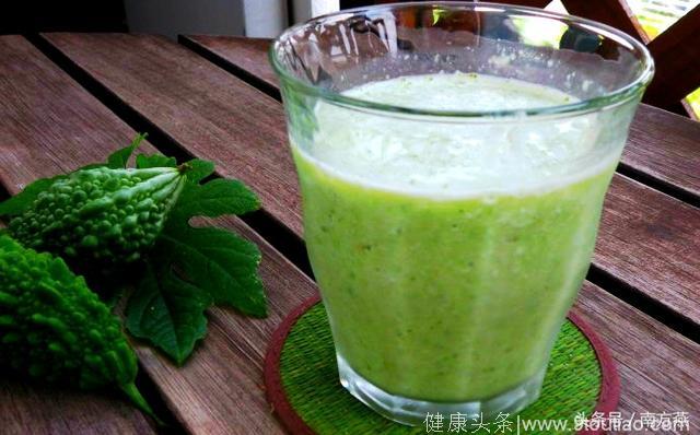 炎热的夏天喝些蔬菜汁，即开胃健食，又可以排毒养颜哦！
