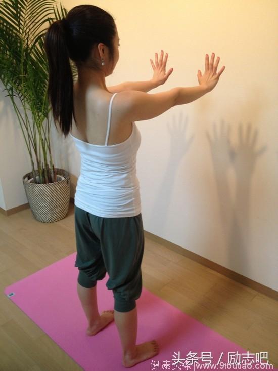 瑜伽使用墙壁，很简单的用身体运动去掉手臂赘肉