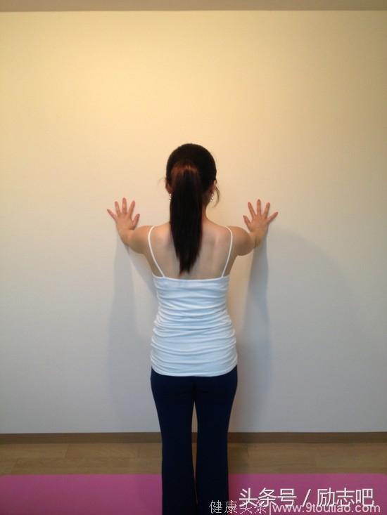 瑜伽使用墙壁，很简单的用身体运动去掉手臂赘肉