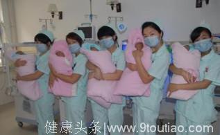 28岁孕妈剖腹产下5胞胎，当看到胎儿性别时，在场医生都懵了