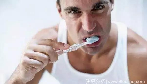 刷牙的正确方式可以避免口腔疾病！