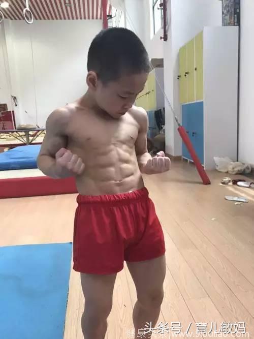 最帅的小天才，7岁练就8块腹肌，然而代价让人心疼，孩子要肌肉而选择放弃身高吗？