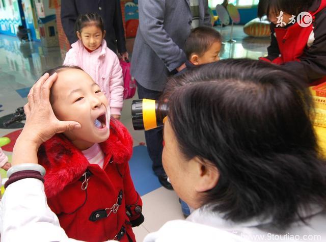 夏季孩子高发手足口，中医专家治疗有良方，值得一看