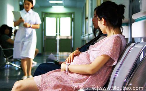 二胎妈妈孕六个月才做产检，医生检查后怒斥：早点干嘛去了！