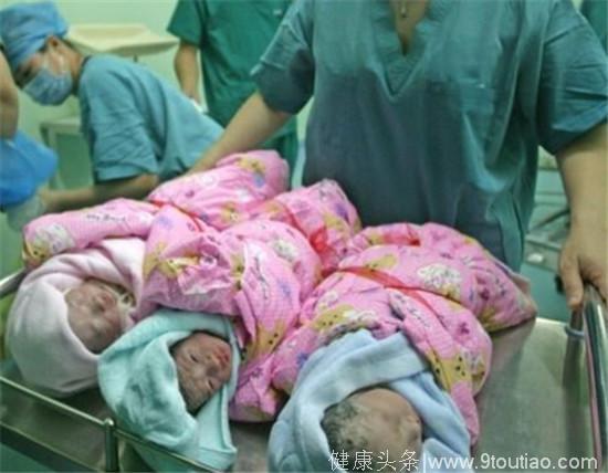 来自农村的产妇待产三胞胎，当看到宝宝性别时全家人都放松了