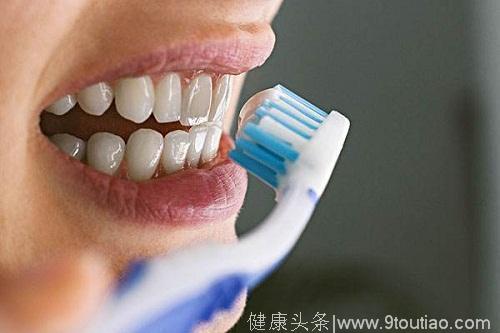 经常抽烟牙齿发黄、有烟味？刷牙前多一小步骤，让你牙齿慢慢变白
