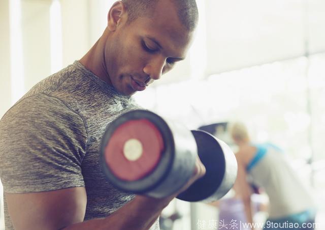 去健身房锻炼麻烦，家中必备6款“练肌”神器，秒变肌肉型男
