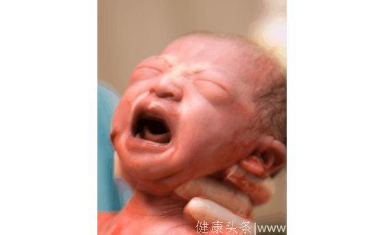 她刚生完宝宝产床都没下，大喊：把孩子扔出去，医生护士面面相觑