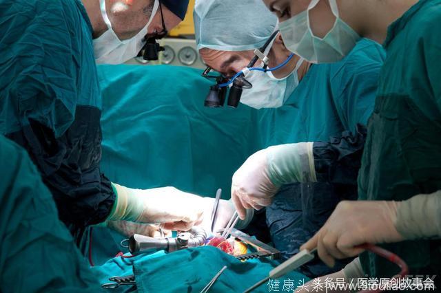26岁小伙腹痛难忍，医生在手术室全力抢救，妻子却悄声离去！