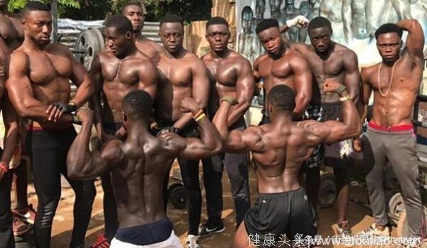 非洲黑人没健身设施自己造，而中国年轻人愿意拿手机而不愿意拿哑铃！