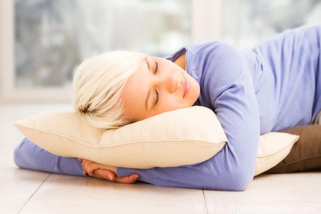睡觉时不枕枕头可以治疗颈椎病吗？