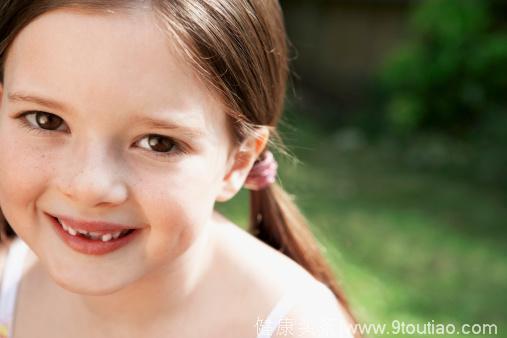 孩子换牙期，哪些原因会造成孩子牙齿不齐