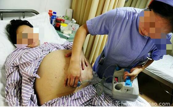 顺产龙凤胎后孕妇虚弱说：“肚子还在动！”医生惊喜发现还有一孩