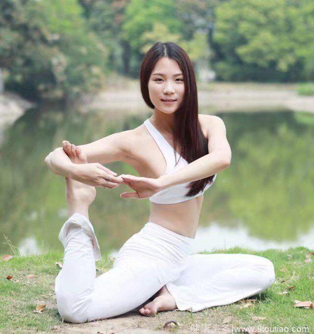 美女大学生素颜林中练习瑜伽 放松身心释放压力