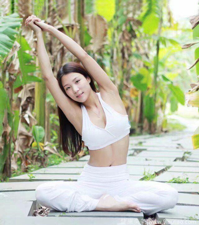 美女大学生素颜林中练习瑜伽 放松身心释放压力