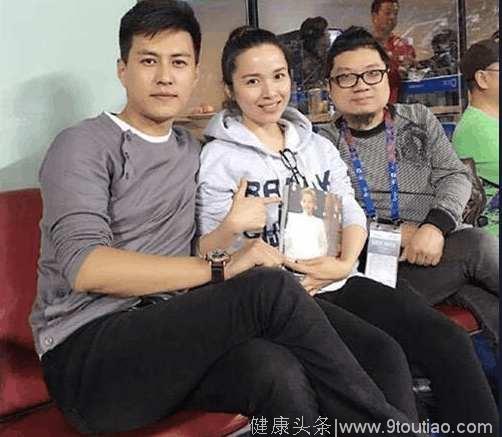 41岁靳东再当爸，妻子高龄怀二胎，儿子成最美星二代