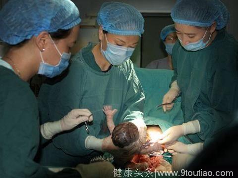 孕妇顺产生下孩子后，突然大喊肚子疼，医生再次检查后吓坏了