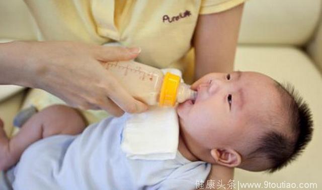 一周岁多的宝宝刚长出小牙却已“千疮百孔”，警惕“奶瓶性蛀牙”！