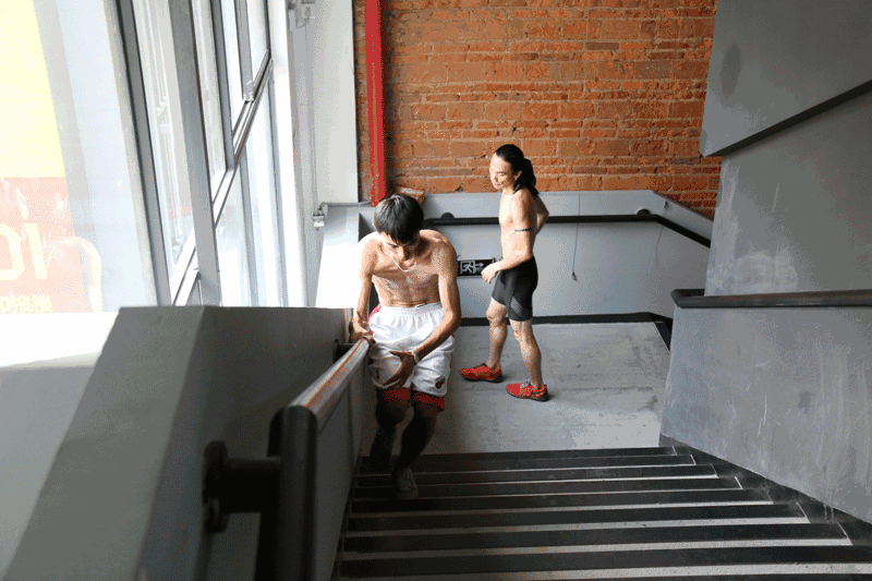 楼道减脂瘦身锻炼法，简单有效的爬楼梯，比跑步更加燃脂
