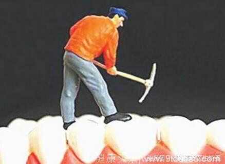 一口老牙全靠牙结石撑着？洗完之后齿缝就可以塞进一颗牙齿