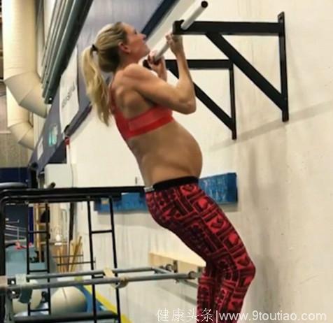 不得了！怀孕9个月的妈妈挺着大孕肚在健身房举重！